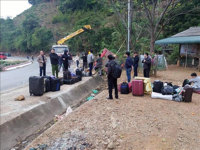 Xe khách chạy đêm lật ngửa khiến 4 người bi thương ảnh 1