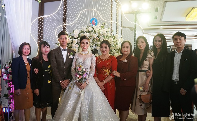 Phan Văn Đức hạnh phúc bên cô dâu xinh đẹp Nhật Linh trong ngày cưới ảnh 1