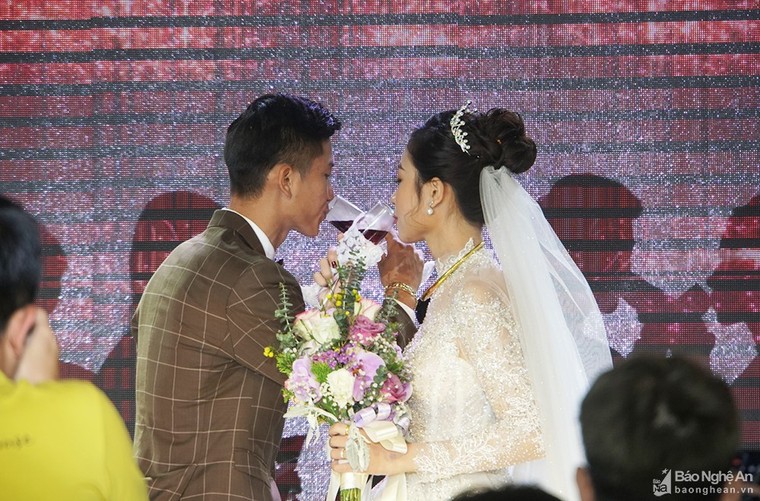 Phan Văn Đức hạnh phúc bên cô dâu xinh đẹp Nhật Linh trong ngày cưới ảnh 6
