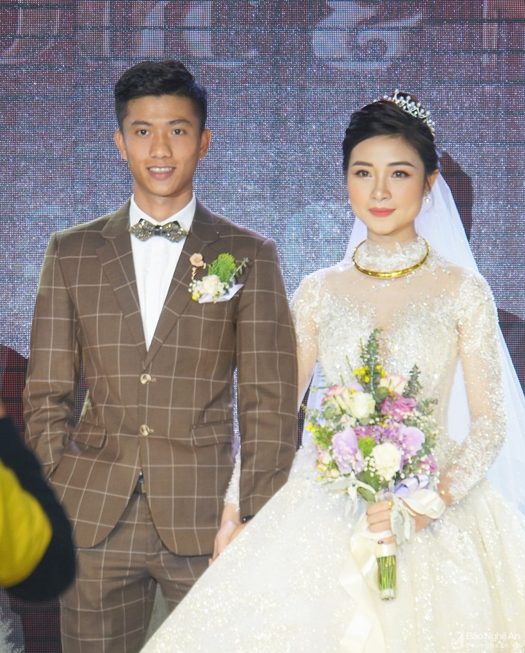 Phan Văn Đức hạnh phúc bên cô dâu xinh đẹp Nhật Linh trong ngày cưới ảnh 7