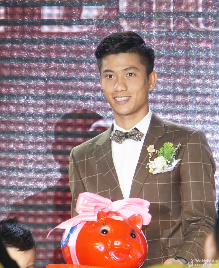 Phan Văn Đức hạnh phúc bên cô dâu xinh đẹp Nhật Linh trong ngày cưới ảnh 8