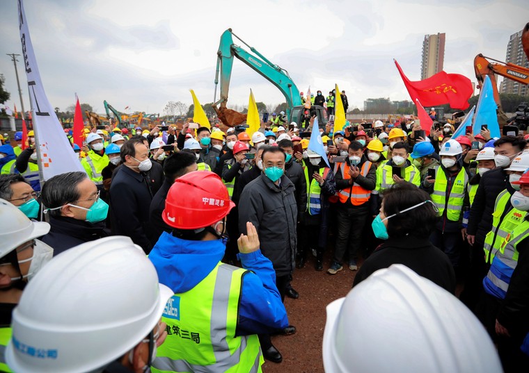 Trung Quốc cử 1.400 bác sĩ quân y tới bệnh viện Vũ Hán ảnh 1