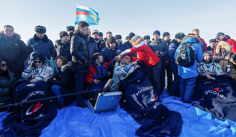 Nữ phi hành gia trở về Trái đất sau khi xác lập kỷ lục ngoài không gian ảnh 2