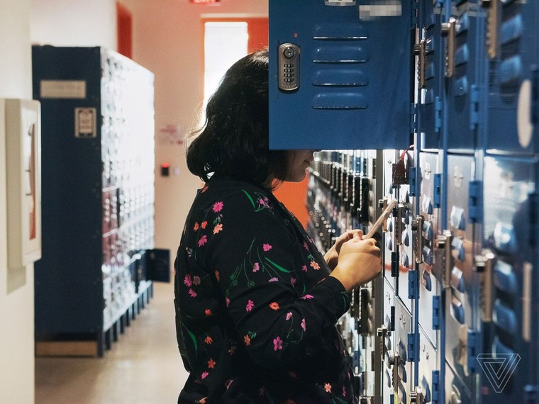 Vén màn sự thật công việc kiểm duyệt trên Facebook ảnh 3