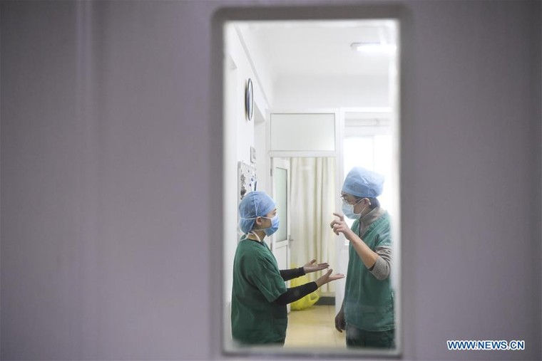 Một ngày làm việc của nữ bác sĩ Trung Quốc trong mùa dịch ảnh 10