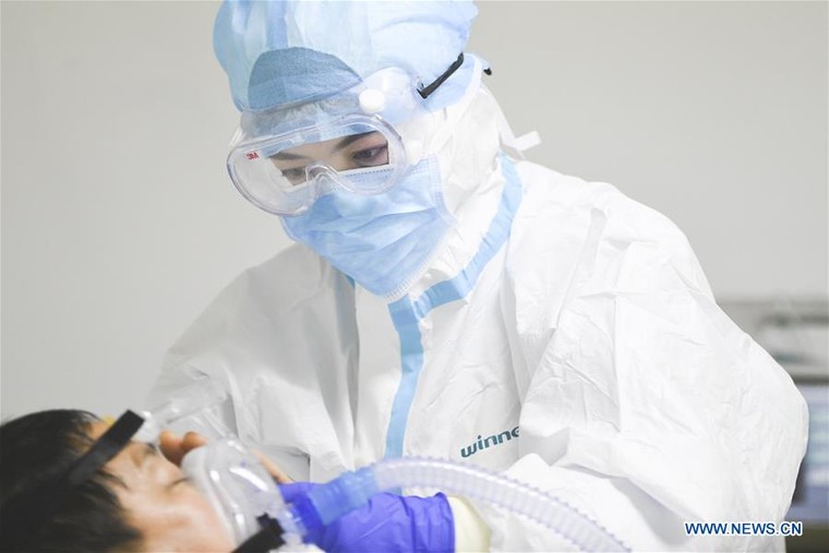 Một ngày làm việc của nữ bác sĩ Trung Quốc trong mùa dịch ảnh 5