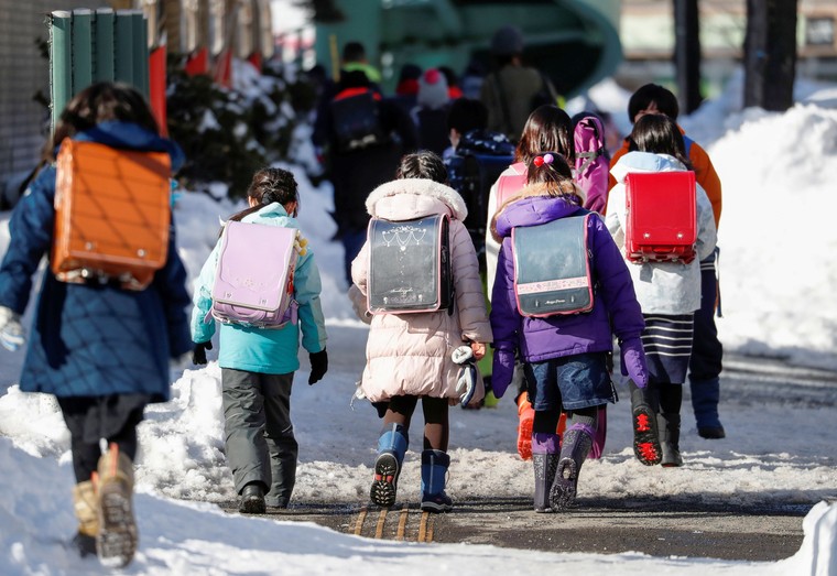 Phụ huynh Nhật Bản sốc trước thông báo đóng cửa trường học ảnh 2