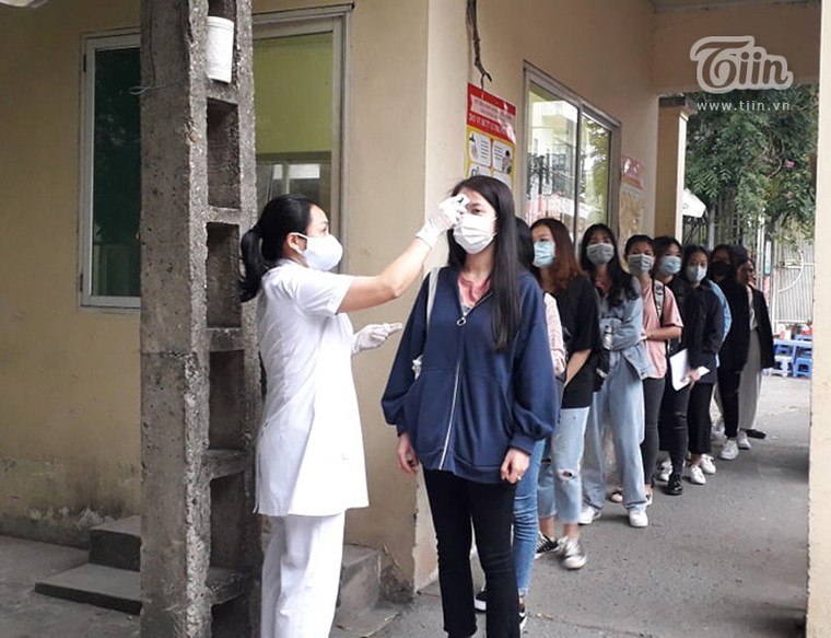 Sinh viên Hà Nội được kiểm tra thân nhiệt trước khi vào học ảnh 3