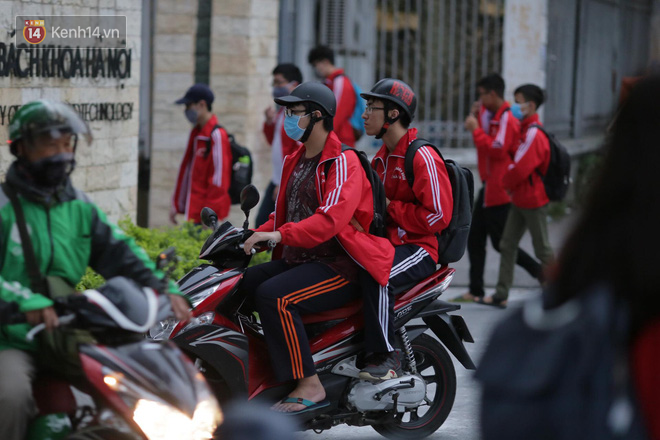 Sinh viên Hà Nội được kiểm tra thân nhiệt trước khi vào học ảnh 1