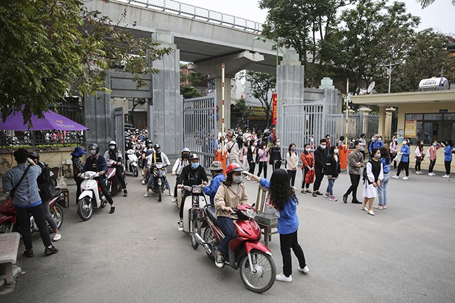 Sinh viên Hà Nội được kiểm tra thân nhiệt trước khi vào học ảnh 4