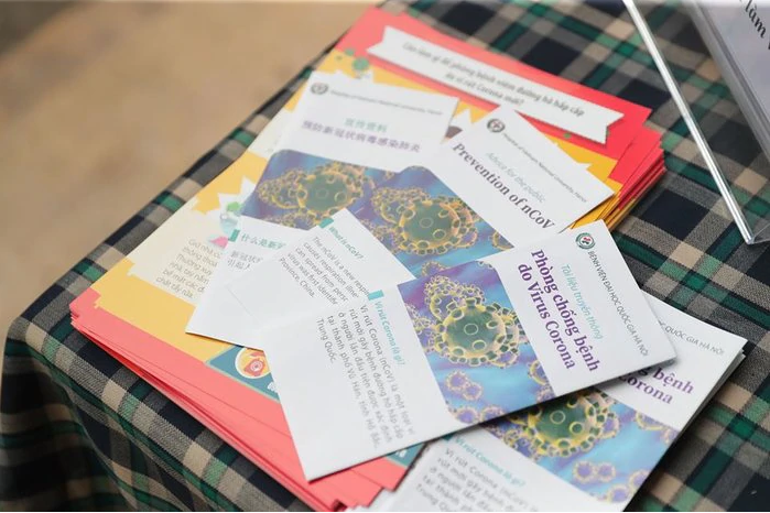 Sinh viên Hà Nội được kiểm tra thân nhiệt trước khi vào học ảnh 2