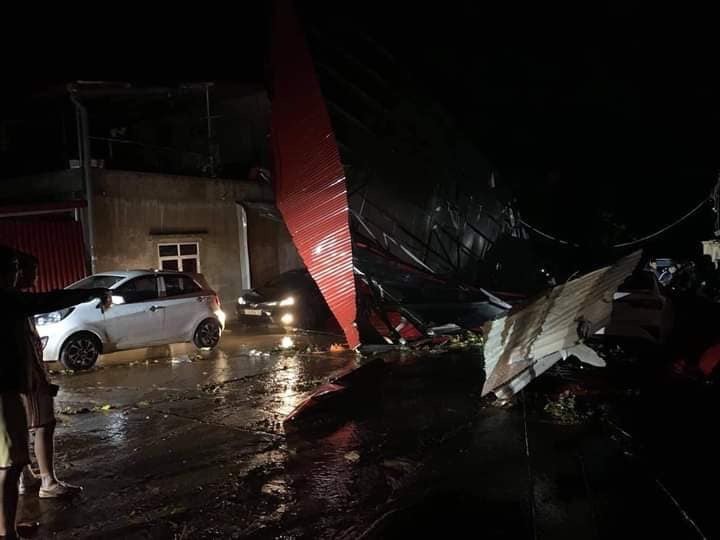 Mưa đá và dông lốc xô đổ cây xanh và cột điện tại Yên Bái ảnh 2