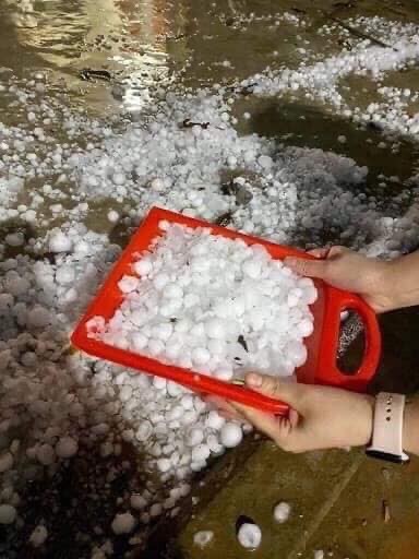 Mưa đá và dông lốc xô đổ cây xanh và cột điện tại Yên Bái ảnh 1