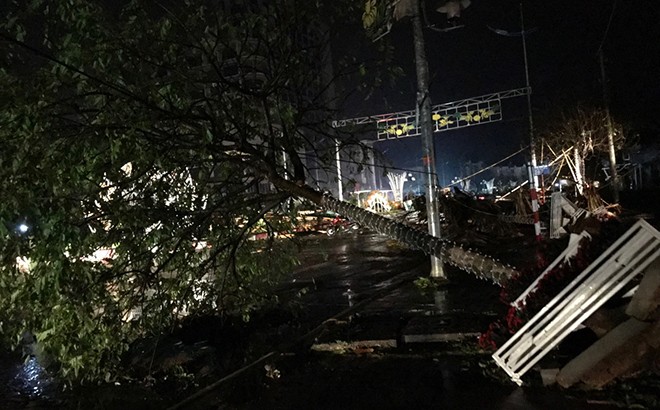 Mưa đá và dông lốc xô đổ cây xanh và cột điện tại Yên Bái ảnh 3