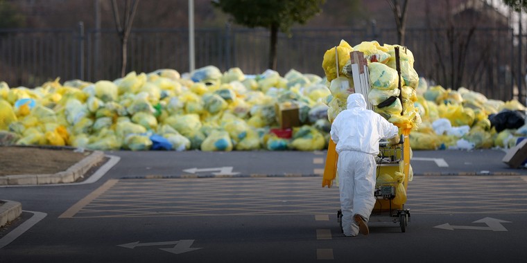 Những 'núi' rác thải y tế tại Hồ Bắc ảnh 4