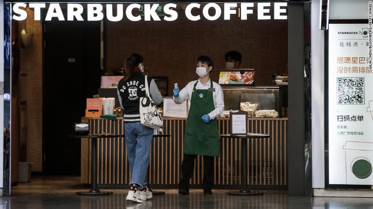 Doanh số của Starbucks tại Trung Quốc giảm 50% vì virus corona ảnh 2