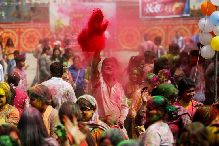 Lễ hội sắc màu Holi vẫn diễn ra bất chấp nỗi lo dịch bệnh ảnh 2