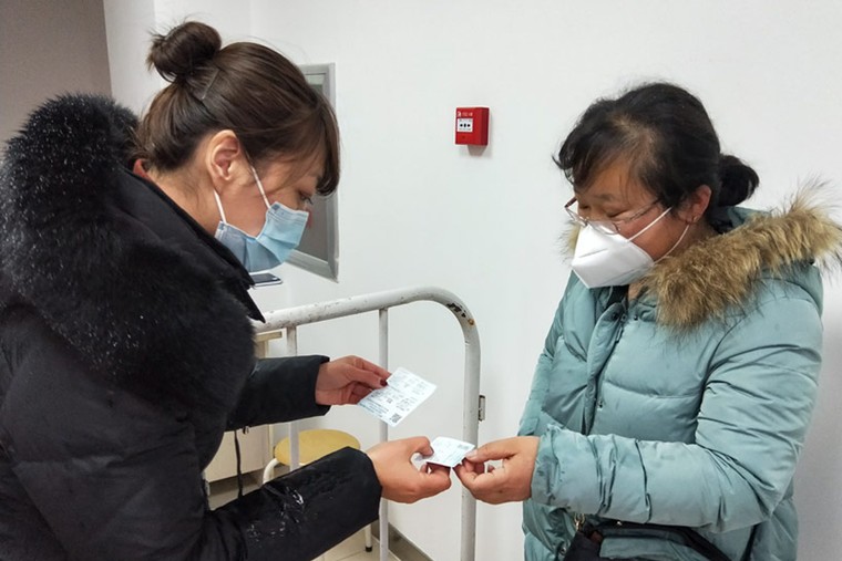 Nhân viên cộng đồng mùa dịch: Những người ‘làm ơn mắc oán’ ảnh 1