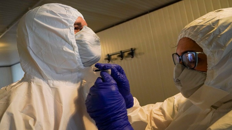 Tâm thư của bác sĩ Ý: 'Mọi máy thở đều quý như vàng' ảnh 2