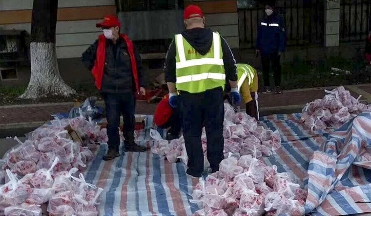 Vũ Hán sa thải quan chức vì dùng xe chở rác chở thịt lợn cho dân ảnh 1