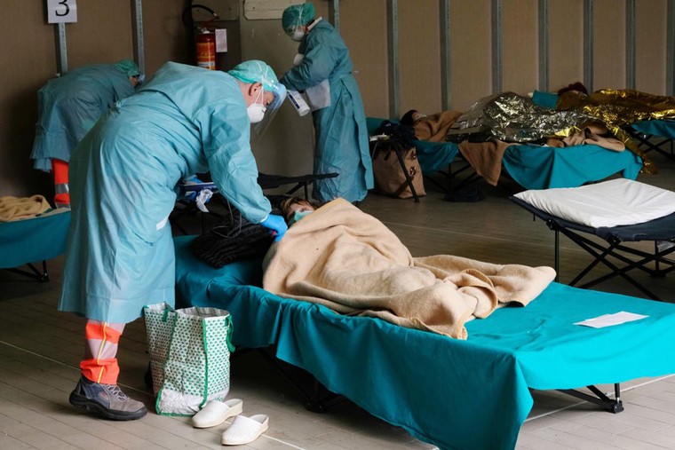 Bác sĩ Ý: Khủng hoảng y tế tàn khốc là 'trải nghiệm chưa từng có trong chiến tranh' ảnh 4