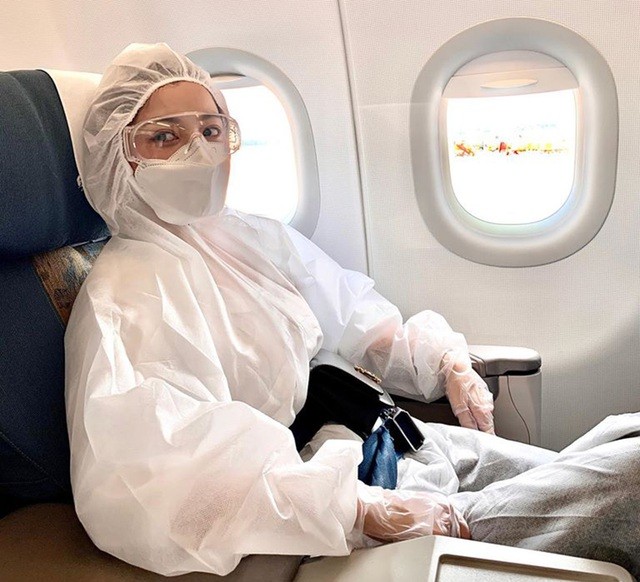 Chi Pu trao tặng 5.000 bộ đồ bảo hộ để chống dịch Covid-19 ảnh 1