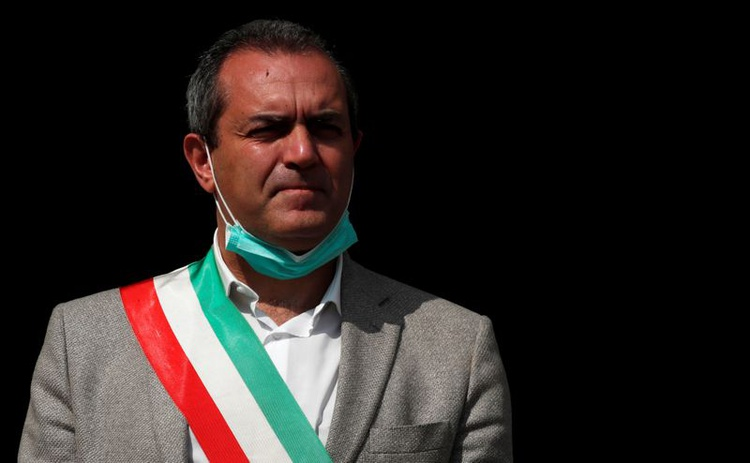 Ý và Vatican treo cờ rủ tưởng niệm các nạn nhân tử vong vì COVID-19 ảnh 1