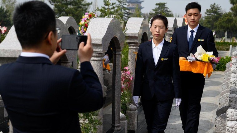 Lễ Thanh minh đặc biệt của người Vũ Hán ảnh 1