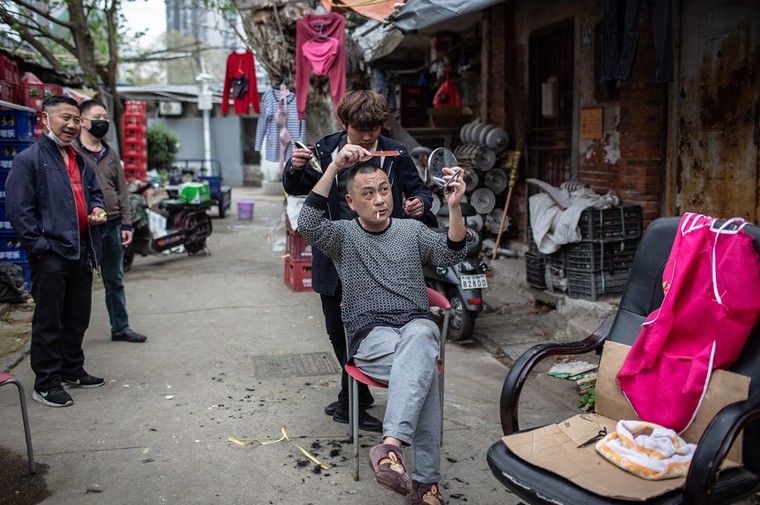 Nhiều cửa tiệm Vũ Hán 'dè dặt' mở cửa trở lại ảnh 2