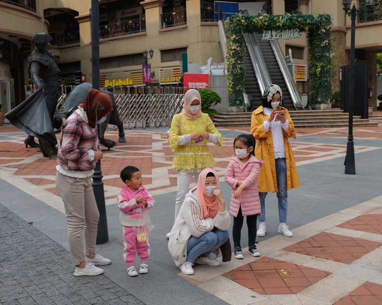 Nhiều cửa tiệm Vũ Hán 'dè dặt' mở cửa trở lại ảnh 1