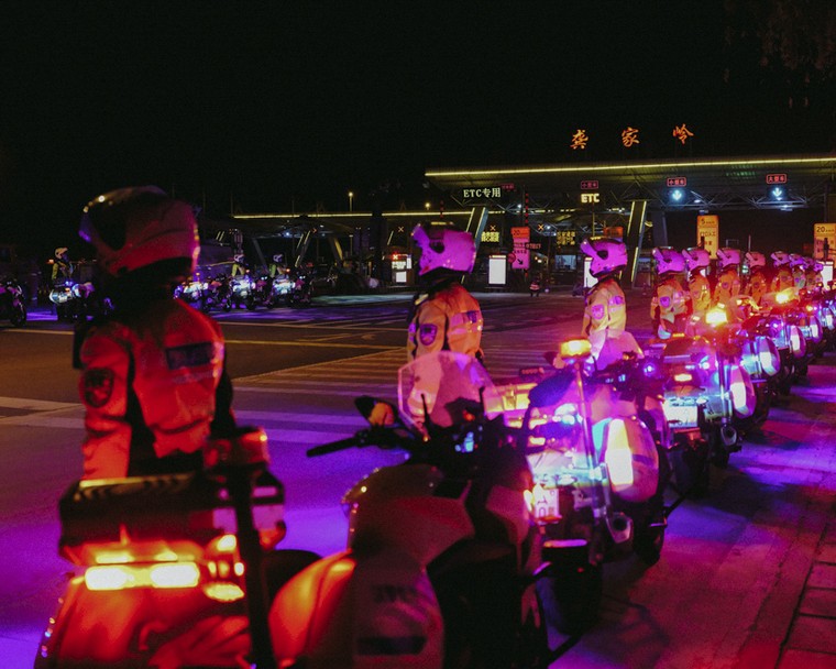 Traffic police wait near the Gongjialing toll station ahead of Wuhan’s reopening at midnight Wednesday, Hubei province, April 7, 2020. Shi Yangkun/Sixth Tone
