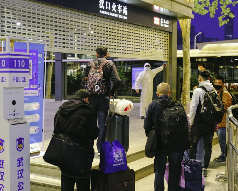 Passengers wait for a gate to open at Hankou Railway Station in Wuhan, Hubei province, April 8, 2020. Shi Yangkun/Sixth Tone