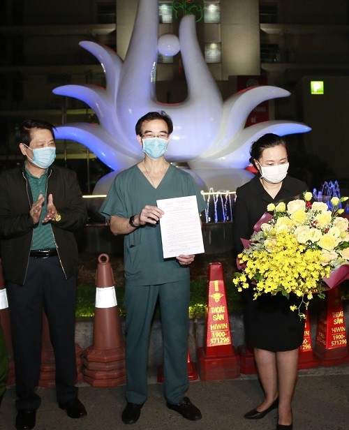 Cán bộ BV Bạch Mai vui mừng sau khi được dỡ bỏ cách ly ảnh 1