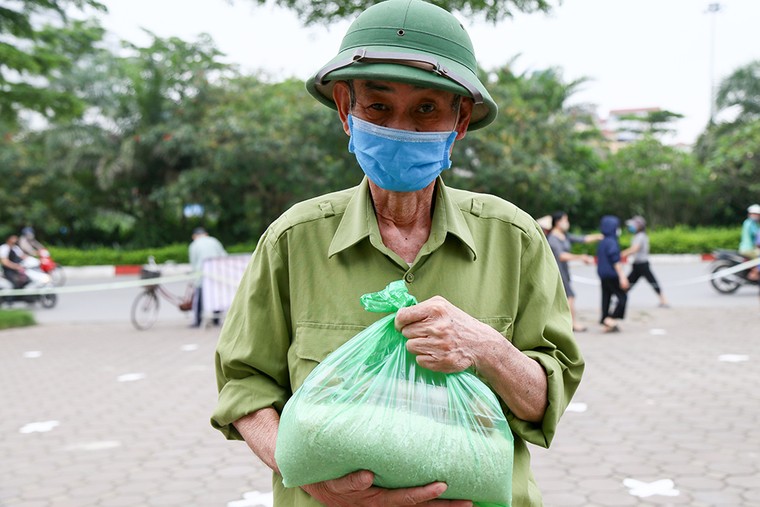 Liên hiệp các hội UNESCO Việt Nam phát gạo cho những người gặp khó khăn trong dịch COVID 19 ảnh 4