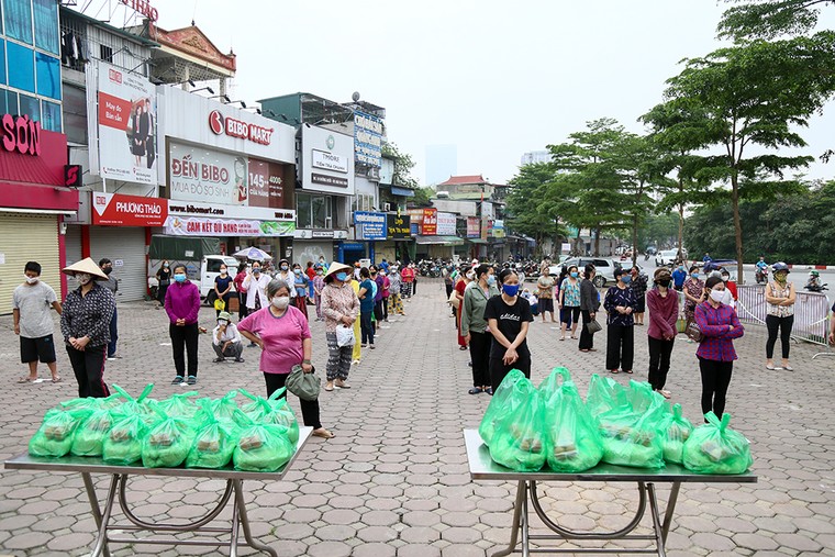 Liên hiệp các hội UNESCO Việt Nam phát gạo cho những người gặp khó khăn trong dịch COVID 19 ảnh 1