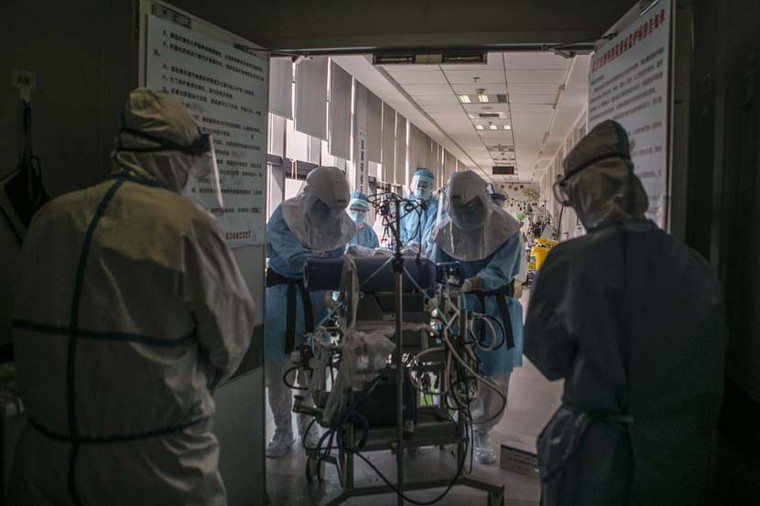 Medical workers transfer a patient in Wuhan Pulmonary Hospital, Hubei province, March 19, 2020. Sun Zhan for Sixth Tone
