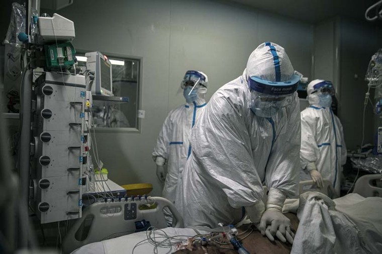 Medical workers perform CPR on a critical patient in the Wuhan Pulmonary Hospital ICU, Hubei province, March 25, 2020. Sun Zhan for Sixth Tone