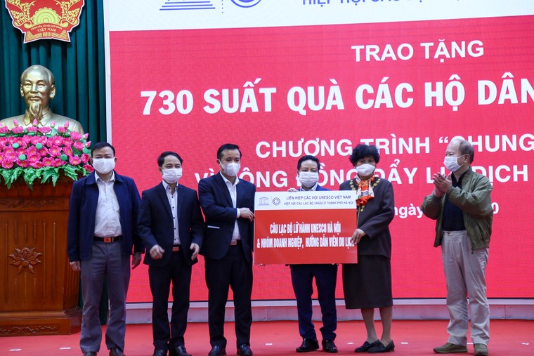 Liên hiệp các Hội UNESCO Việt Nam tặng quà cho các hộ khó khăn tại Ba Vì ảnh 2