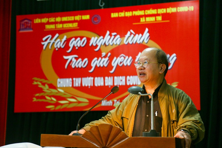 Liên hiệp các Hội UNESCO Việt Nam tặng quà cho nhân dân xã Minh Trí ảnh 2