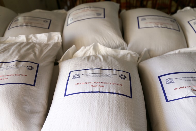 Liên hiệp các Hội UNESCO Việt Nam tặng quà cho nhân dân xã Minh Trí ảnh 1