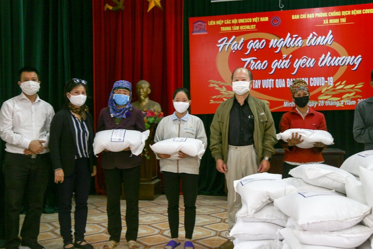Liên hiệp các Hội UNESCO Việt Nam tặng quà cho nhân dân xã Minh Trí ảnh 3