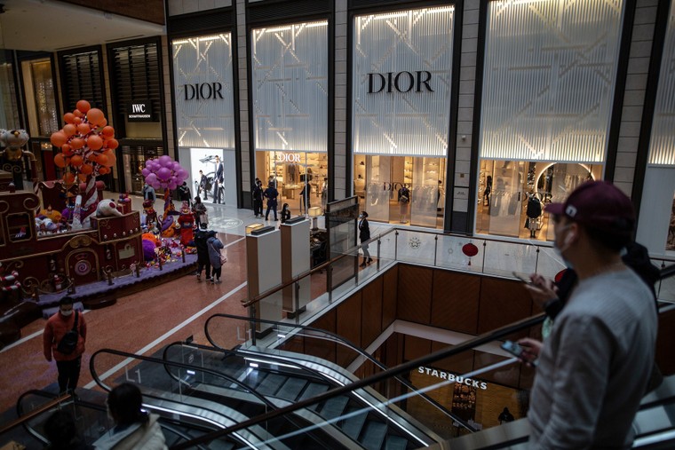 Người tiêu dùng không dám móc hầu bao: Cơn đau đầu của Trung Quốc ảnh 3