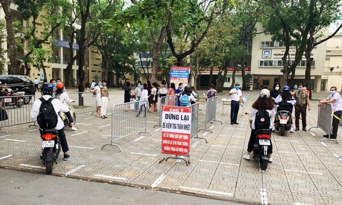 Học sinh Hà Nội giữ ý thức phòng dịch trong ngày đầu đi học ảnh 1