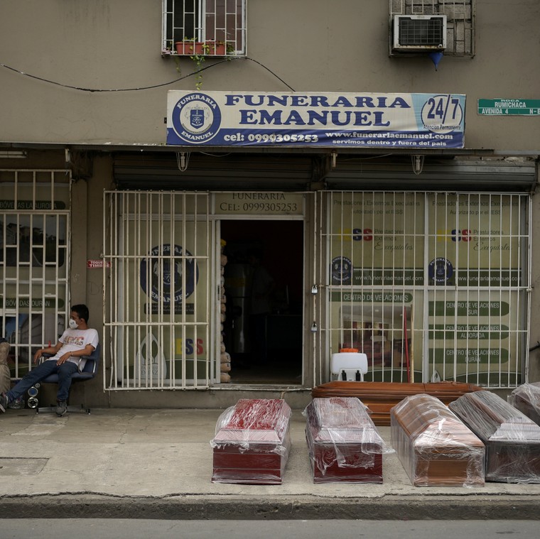 Đại dịch tại Ecuador: Đỏ mắt đi tìm thi thể thân nhân ảnh 3