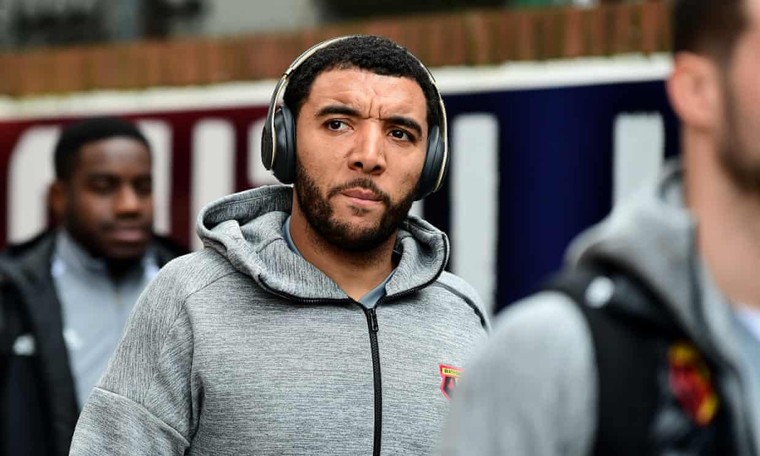 Cầu thủ và HLV Ngoại hạng Anh tranh cãi về việc trở lại ảnh 2