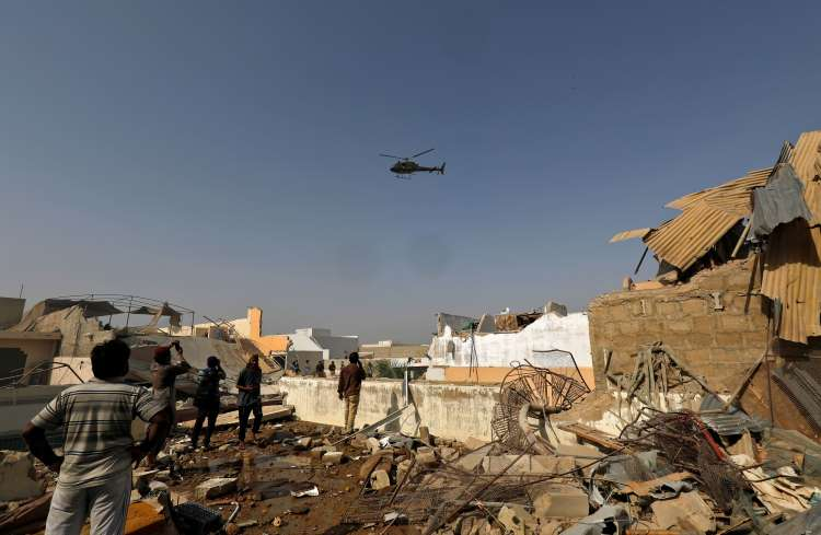 Toàn cảnh vụ rơi máy bay tại Pakistan ảnh 2