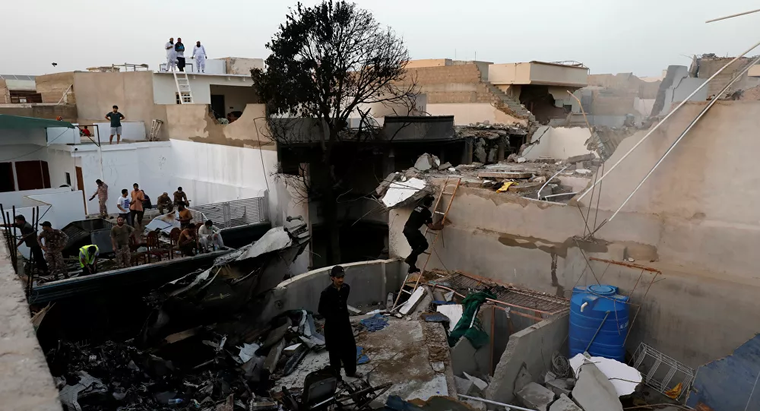 Toàn cảnh vụ rơi máy bay tại Pakistan ảnh 3