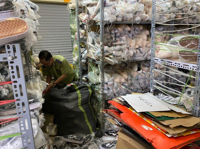 Thu giữ hơn 5.000 sản phẩm giày, dép có dấu hiệu giả mạo ảnh 3