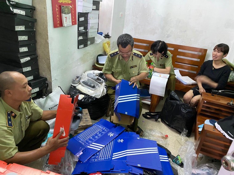 Thu giữ hơn 5.000 sản phẩm giày, dép có dấu hiệu giả mạo ảnh 1