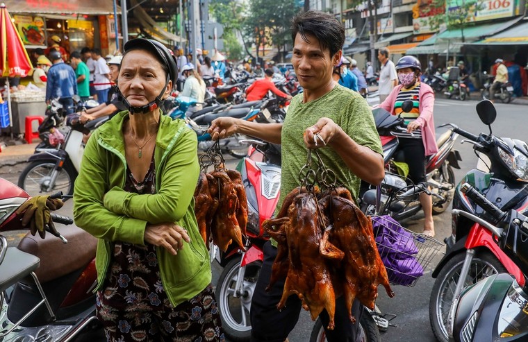 Tết Đoan Ngọ, người Sài Gòn đổ xô đi mua vịt quay ảnh 3